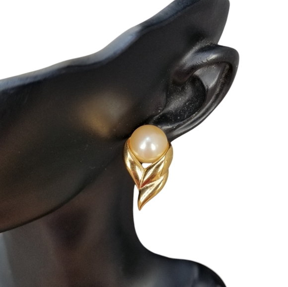 RICHELIEU VINTAGE GOLDTONE & FAUX PEARL STATEMENT EARRINGS - Picture 1 of 6